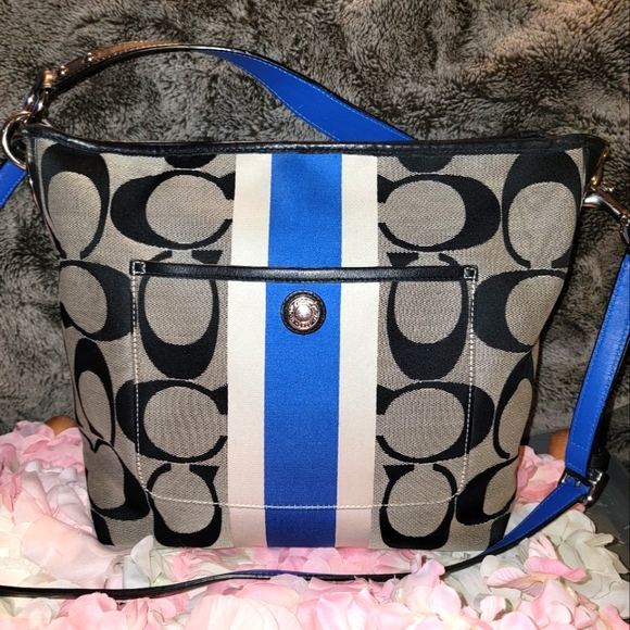 Coach Handbags - Euc coach Hampton bag striped center